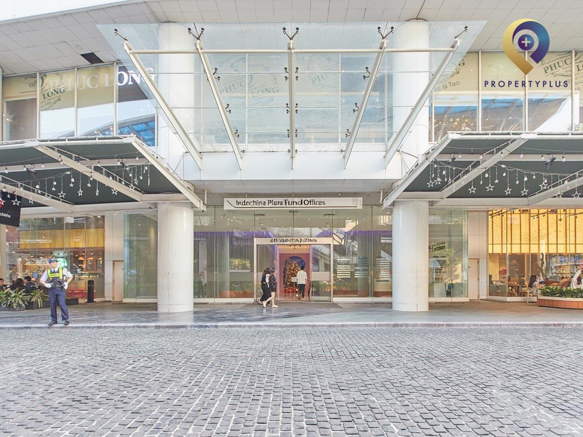 Lối vào chính tòa nhà Indochina Plaza Hanoi với mái kính và cột trụ lớn - hình ảnh từ Property Plus